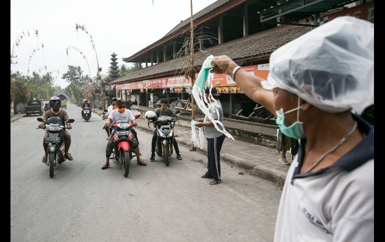 Voluntarios distribuyen cubrebocas. Las autoridades de la isla elevaron este domingo la alerta del nivel de aviación a rojo (la máxima) ante el incremento de actividad volcánica