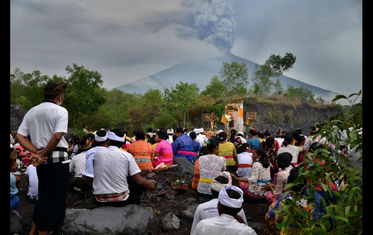 Hindúes se reúnen en Muntig, Bali, para participan en una oración con la esperanza que prevenir una erupción peligrosa .