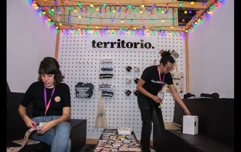 Stand de la revista “Territorio”, con una original vista llena de luces en el techo, haciendo inevitable detenerse a dar un vistazo. MAR ADENTRO AC / L. E. León