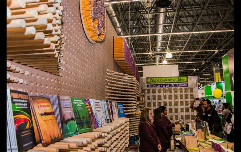 En el área de editoriales universitarias, salta a la vista el diseño del stand de la Universidad de Colima y en una de las paredes invita a atreverse a leer una historia a ciegas. MAR ADENTRO AC / L. E. León