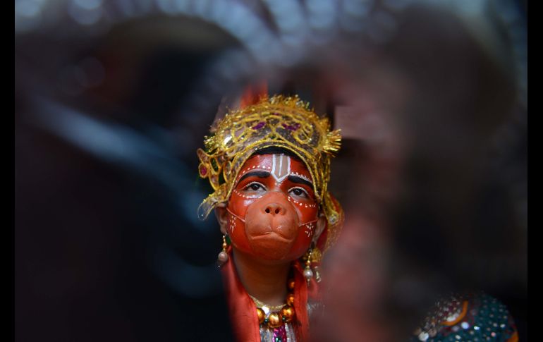 Una niña vestida como el dios hindú Hanuman aguarda para su presentación durante una competencia en una escuela en Amritsar, India. AFP/N. Nanu
