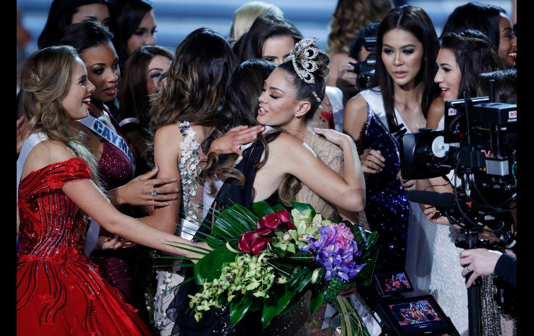 Participantes felicitan a la ganadora.