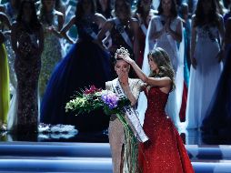La Miss Universo 2016, la francesa Iris Mittenaere, fue la encargada de coronar a Demi. AP / J. Locher