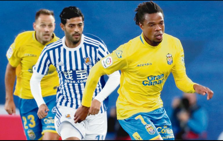 Sin opciones. Carlos Vela (centro) no tuvo oportunidades claras para darle la victoria a la Real Sociedad en el partido contra Las Palmas. EFE