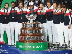 Los campeones. De izquierda a derecha los franceses Gilles Simon, Jeremy Chardy, Julien Benneteau, Yannick Noah (capitán), Richard Gasquet, Nicolas Mahut, Jo-Wilfried Tsonga, Pierre-Hugues Herbert y Lucas Pouille. AFP