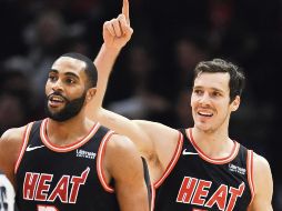 Vencedores. Goran Dragic levanta el índice al finalizar el juego contra Bulls. AP