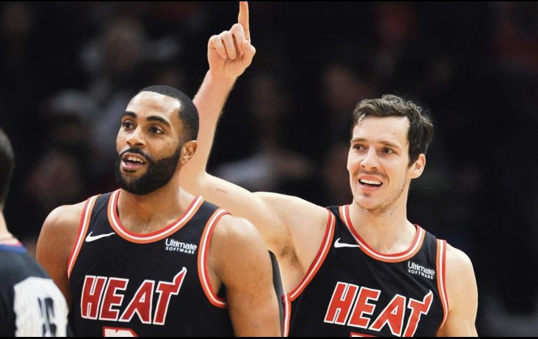 Vencedores. Goran Dragic levanta el índice al finalizar el juego contra Bulls. AP