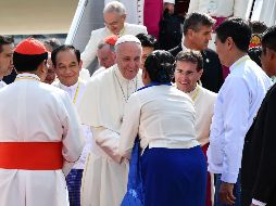 El Papa Francisco recibe la bienvenida a su arribo a Rangún. AFP/V. Pinto