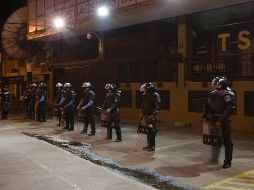 Policías resguardan las instalaciones del Tribunal Supremo Electoral, que no ha ofrecido cifras claras ante las declaraciones de triunfo de los candidatos. AP/M. Castillo