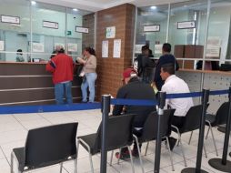 Algunas personas arribaron al módulo para  tramitar las placas de motociclistas en la Semov, sin tener resultados. ESPECIAL/