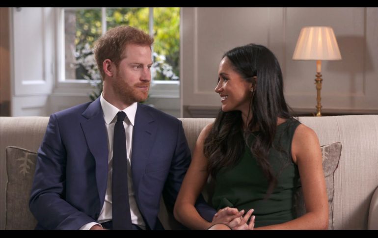 La actriz estadounidense Meghan Markle y el príncipe Enrique dan una entrevista tras anunciarse su compromiso. AP