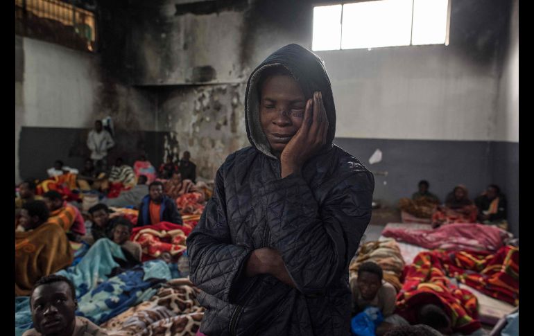 Un migrante sostiene su cabeza en un centro de detención en las afueras de Trípoli, Libia. AFP/T. Jawashi