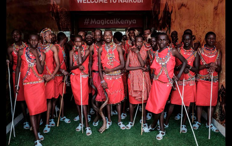 Masáis esperan en un estadio de Nairobi para participar en el ensayo de la ceremonia de toma de posesión del presidente de Kenia, Uhuru Kenyatta, quien mañana jurará para un segundo mandato. AFP/Y. Chiba