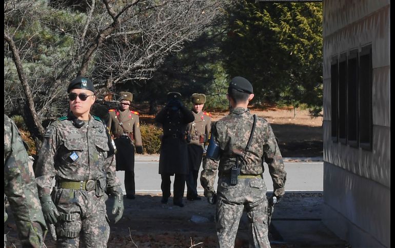 Soldados norcoreanos miran a soldados sudcoreanos en la Zona Desmilitarizada en Panmunjom, que divide a las dos Coreas, durante la visita del jefe de Defensa de Seúl Song Young-Moo. AFP