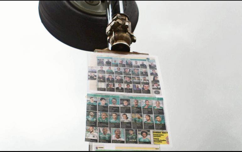 Altar. Así recuerdan a las 71 víctimas del avionazo en Colombia, la mayoría jugadores. EFE