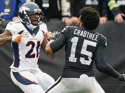 La animosidad entre Aqib Talib (#21) y Michael Crabtree (#15) se remonta a la Semana 17 de la temporada 2016. El domingo, ambos jugadores intercambiaron golpes. AP/B. Margot