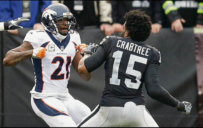 La animosidad entre Aqib Talib (#21) y Michael Crabtree (#15) se remonta a la Semana 17 de la temporada 2016. El domingo, ambos jugadores intercambiaron golpes. AP/B. Margot