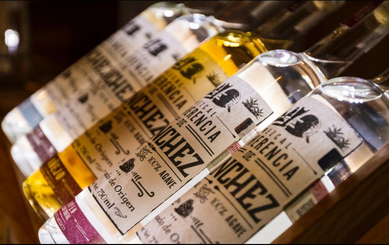 EU es el principal mercado de exportación de mezcal, seguido de España. NOTIMEX/Archivo