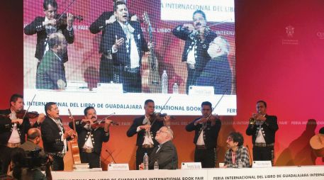 Las Mañanitas. Un mariachi sorprendió a Fernando Savater al finalizar la charla. EL INFORMADOR/E. Barrera