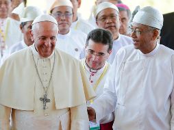 Aunque no se darán a conocer los contenidos de las conversaciones entre Francisco (i) y Htin Kyaw (d), el tema de los rohinyás estará presente. AFP/M. Rossi