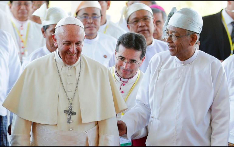 Aunque no se darán a conocer los contenidos de las conversaciones entre Francisco (i) y Htin Kyaw (d), el tema de los rohinyás estará presente. AFP/M. Rossi
