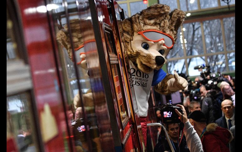 Zabivaka, la mascota oficial del Mundial de Rusia 2018, asiste a la presentación del póster oficial del torneo de futbol, realizada en un depósito del metro de Moscú. AFP/M. Antonov