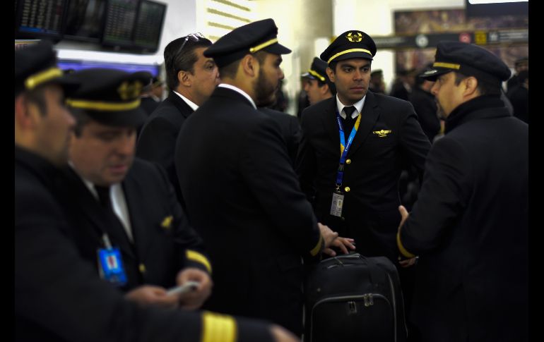 Pilotos conversan durante el paro de actividades. La protesta inició desde las 6:00 horas de este martes en la Terminal 2. AFP/P. Pardo