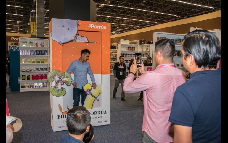 Editorial Porrúa nos deja entrar en sus libros, literal, ven a ser la portada. MAR ADENTRO A.C.