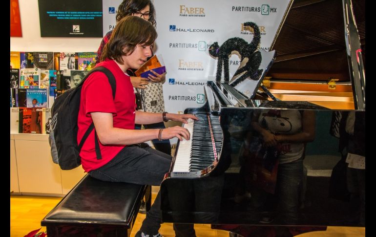 El área internacional de la FIL tiene un piano que llena de música los pasillos, si tienes habilidades en la música, no lo dudes, demuéstralo. MAR ADENTRO A.C.