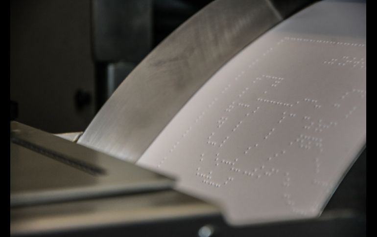 Visita la máquina impresora de textos y dibujos en braille que presenta la Secretaria de Educación y Comisión Nacional de Libros de Texto Gratuitos. MAR ADENTRO A.C.