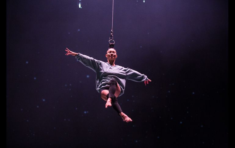 La atleta tabasqueña Zendra realiza un impresionante acto de suspensión capilar durante su presentación. NTX / ESPECIAL