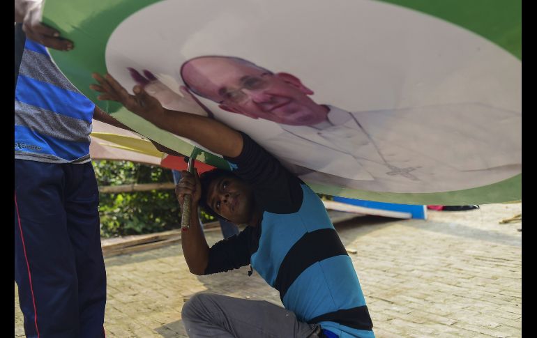 el pontífice argentino visitará después Bangladhes. Trabajadores preparan decoraciones afuera de un templo en la catedral de Santa María, en Dacca.