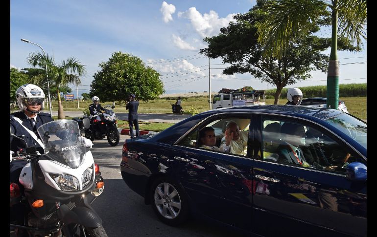 Un trayecto en automóviil en Naipydó, la nueva capital de Birmania. Su viaje coincide con la crisis humanitaria tras la operación del Ejército contra los rohinyás en el estado de Rakáin, en el oeste birmano y hogar tradicional de esa minoría musulmana. AFP/Y. Aung Thu