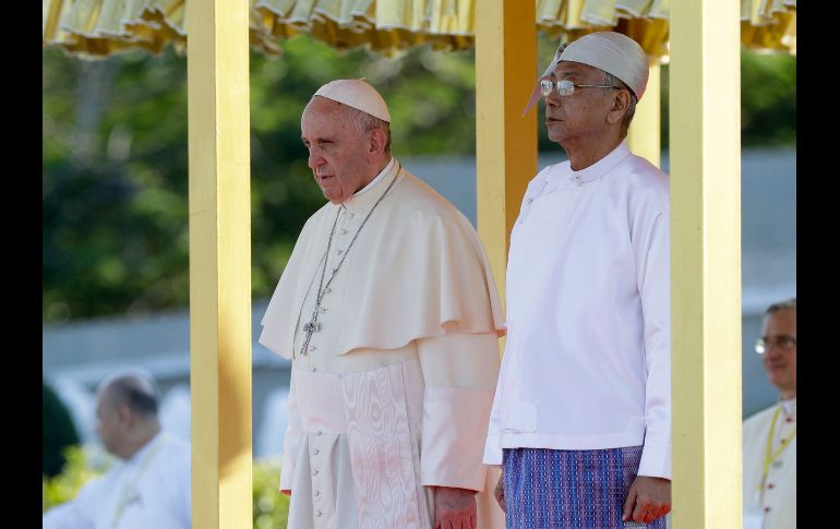 En su segundo día en el país, el Papa fue recibido por el presidente Htin Kya en Naipyidó. Se trata de la primera visita de un pontífice a este país asiático.