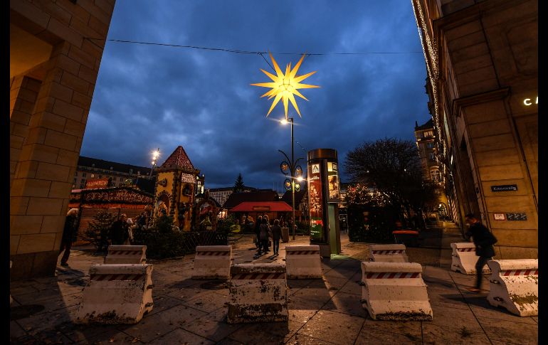 Peatones caminan junto a barreras de hormigón colocadas como medidas de seguridad en las entradas al mercado navideño de Dresde, Alemania. EFE/F. Singer