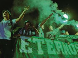 In memoriam. Aficionados asisten a una ceremonia en honor a las víctimas y sobrevivientes del vuelo LaMia 2933, en el Arena Condá en Chapecó, Santa Catarina. AFP