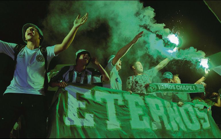 In memoriam. Aficionados asisten a una ceremonia en honor a las víctimas y sobrevivientes del vuelo LaMia 2933, en el Arena Condá en Chapecó, Santa Catarina. AFP