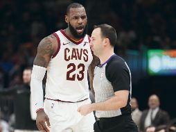 Se prendió. LeBron James le reclamó airadamente al oficial Kane Fitzgerald por una falta que no se marcó a su favor, querella que le costó al “Rey” ser expulsado ayer ante el Heat. AFP/G. Shamus