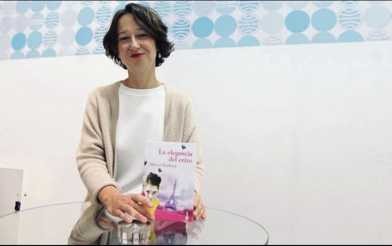 Muriel Barbery. La escritora posa con la versión en español de su libro. EL INFORMADOR/A. Camacho
