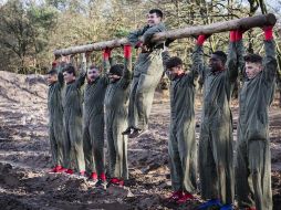 En una fotografía, el ex jugador de Pachuca aparece colgado de un tronco que es levantado por siete de sus compañeros. ESPECIAL / psv.nl