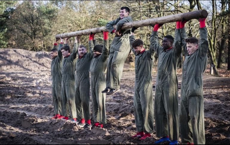 En una fotografía, el ex jugador de Pachuca aparece colgado de un tronco que es levantado por siete de sus compañeros. ESPECIAL / psv.nl