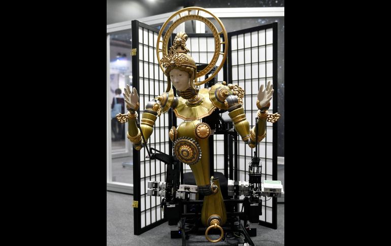 El robot Kuroko, de la compañía Muscle, hace una demostración en la Feria Internacional de la Robótica en Tokio. Más de 600 compañías y organizaciones presentarán sus novedades hasta el 2 de diciembre. EFE/ F. Robichon