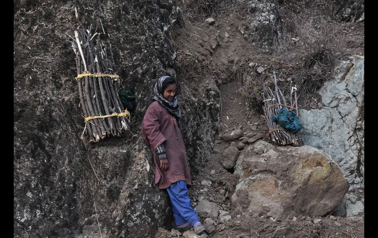 Una cachemira descansa tras juntar leña en Srinagar, India. AFP/T. Mustafa