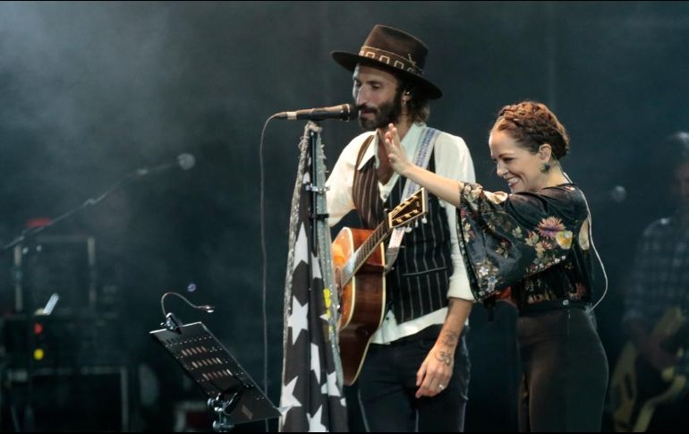 Natalia Lafourcade y Leiva cantaron a dueto 'Ojalá'. EL INFORMADOR/F. Atilano