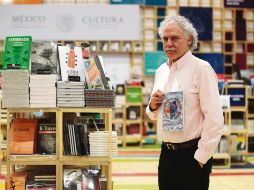 Arnoldo Kraus. El autor muestra su libro tras la entrevista con esta casa editorial, en el marco de la FIL. EL INFORMADOR/F. Atilano