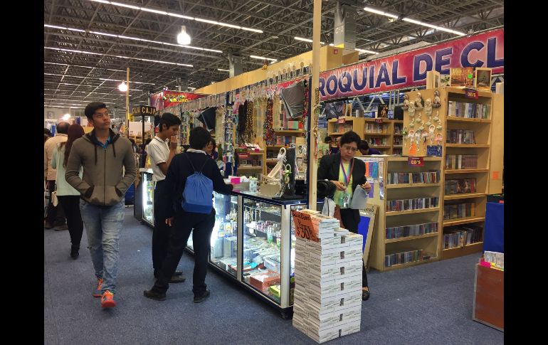 En la mayoría de estos stands se realizan ventas al mayoreo de artículos religiosos. EL INFORMADOR / P. Gallardo