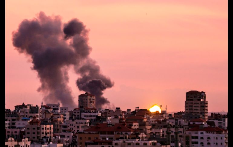 Humo se eleva sobre la Ciudad de Gaza, en Territorios Palestinos, tras un bombardeo israelí contra puestos de Hamas, en represlia por disparos de mortero lanzados desde la zona. AFP/M. Hams