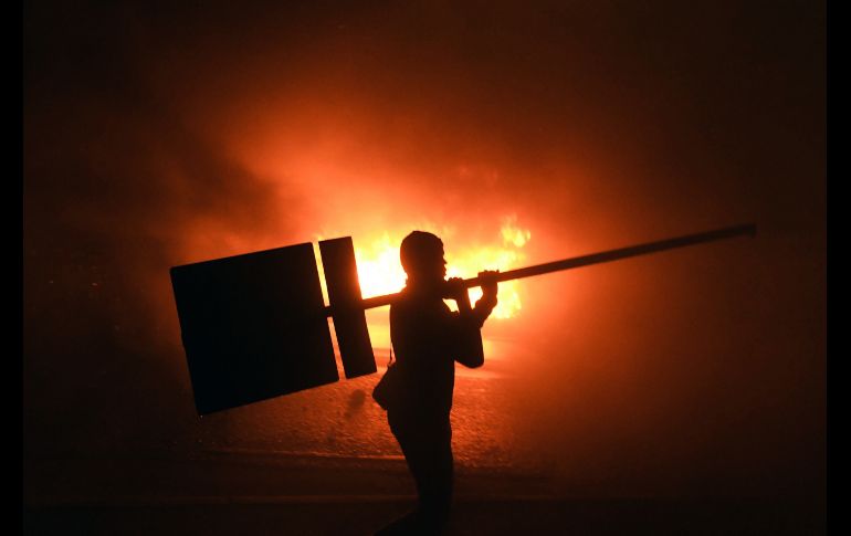 Seguidores del candidato presidencial hondureño  Salvador Nasralla incendian una barricada en Tegucigalpa, durante una protesta afuera del tribunal electoral en demanda de que se anuncien los resultados finales de los comicios. AFP/O. Sierra
