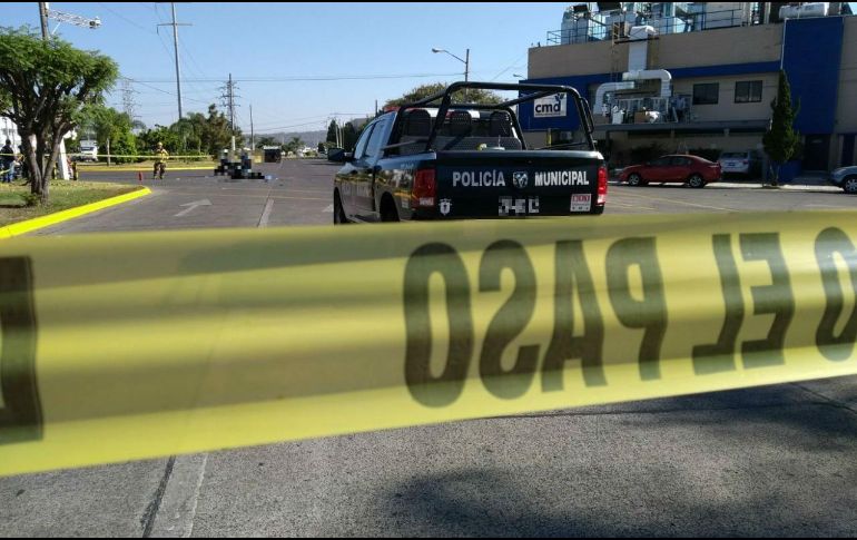 Por su parte el chofer de la unidad terminó su ruta metros delante del lugar de los hechos. ESPECIAL/