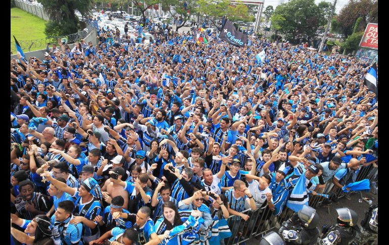 Fans del equipo Gremio se reúnen para recibir a sus jugadores en la ciudad brasileña de Porto Alegre. El Gremio, que la víspera conquistó su triplete en la Libertadores tras vencer al Lanús de Argentina. AFP/I. Aguiar